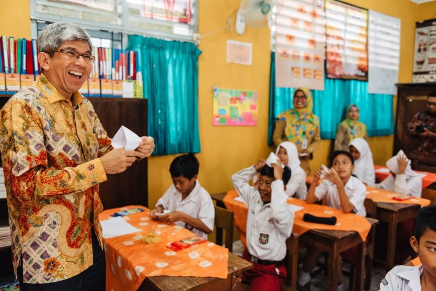 Dr Yaacob Ibrahim (left) participating in a classroom activity of origami storytelling at Timuran State Primary School, one of the 10 schools in Yogyakarta participating in the WoW (Yogyakarta) programme over the next three years