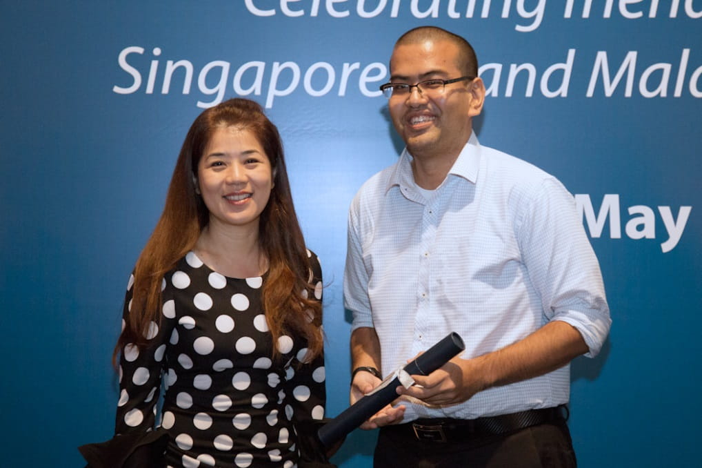 SIF Executive Director Jean Tan presented a letter of appointment to SIF’s first alumni representative in Kuala Lumpur Mohd Souffi Mohd Radzi.