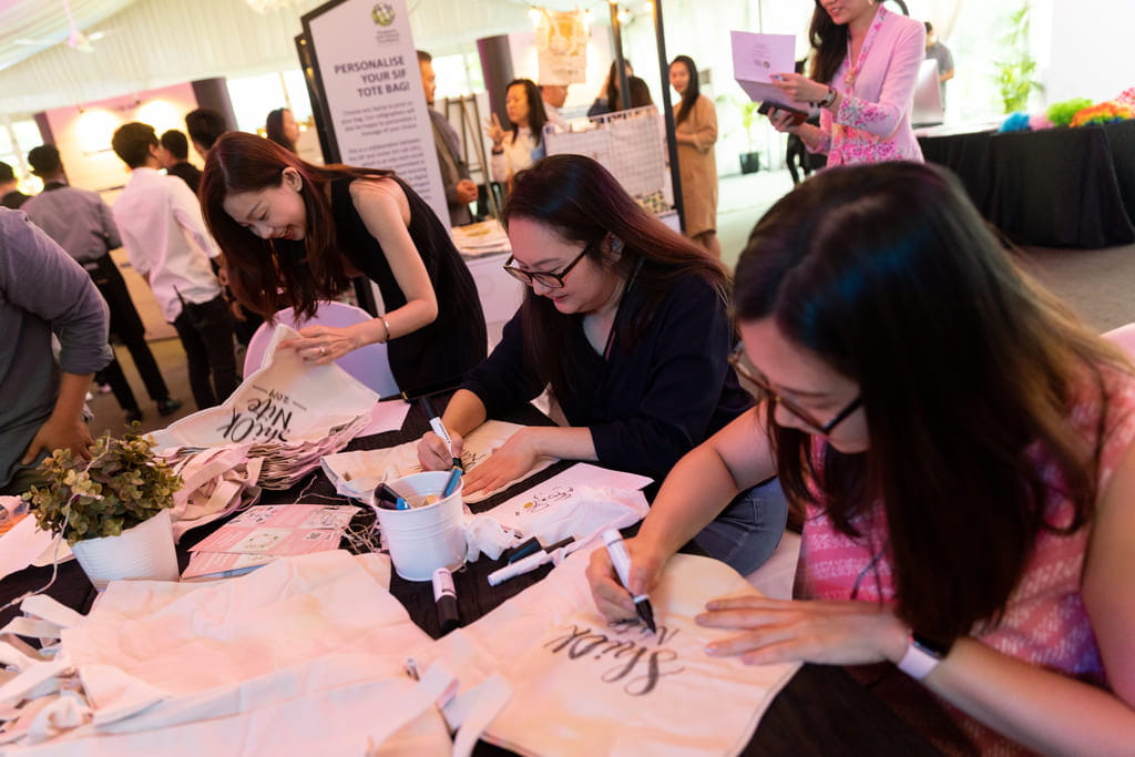 In collaboration with our Young Social Entrepreneurs Programme Alumni Junior Art Lab, guests could personalise their very own SIF tote bag at ShiOK! Nite